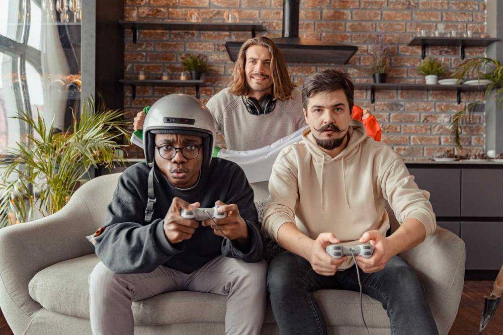 ilustrasi main game sama teman (pexels.com/ANTONI SHKRABA)