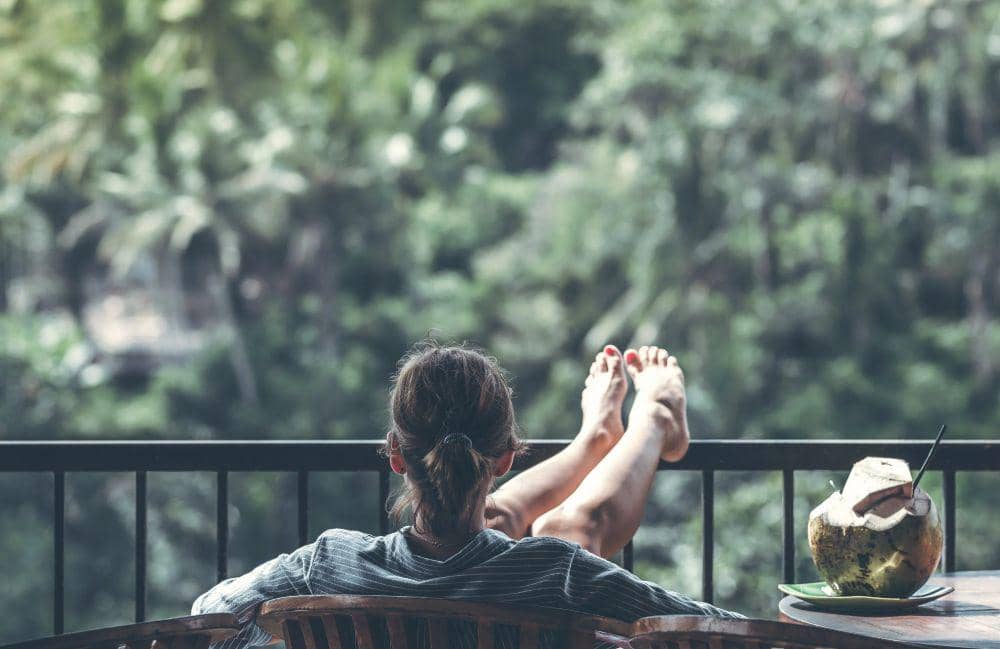 ilustrasi seseorang sedang duduk santai. (Pexels.com/Artem Beliaikin)