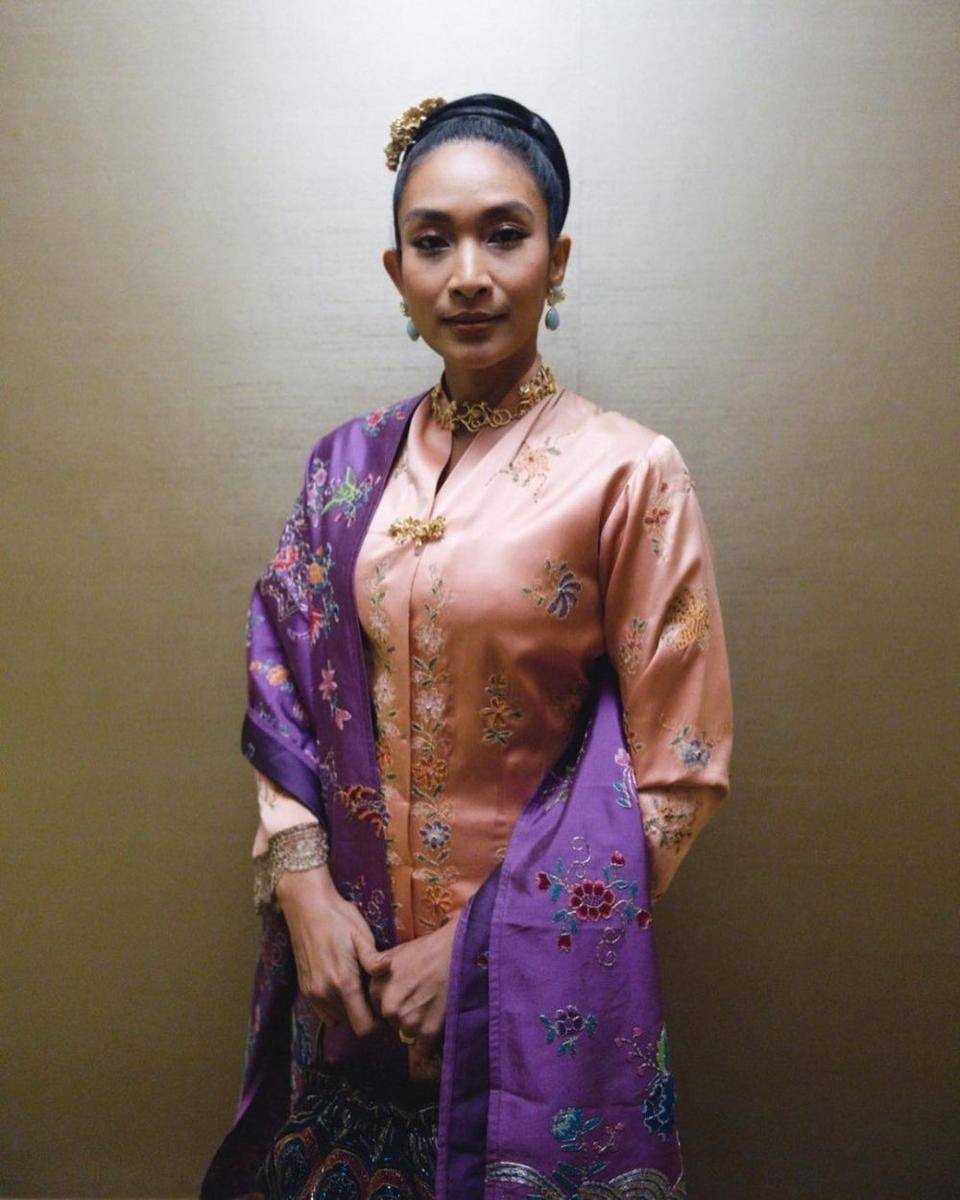 Padu Padan Kebaya dan Kalung (instagram.com/happysalma)