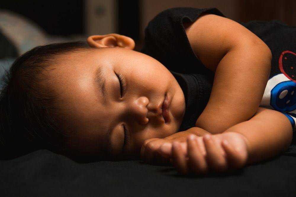 ilustrasi anak sedang tidur (unsplash.com/Igordoon Primus)