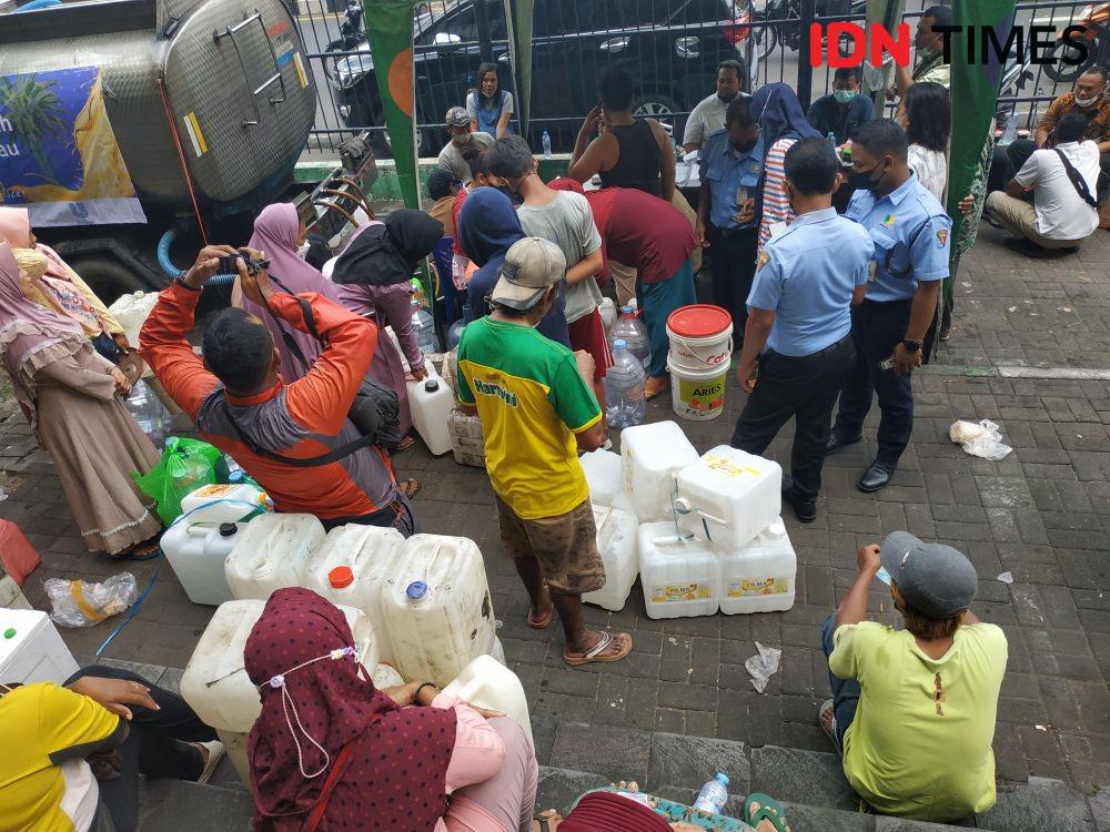 Langka! Pedagang Pasar Wonokromo Antre Minyak Goreng Curah