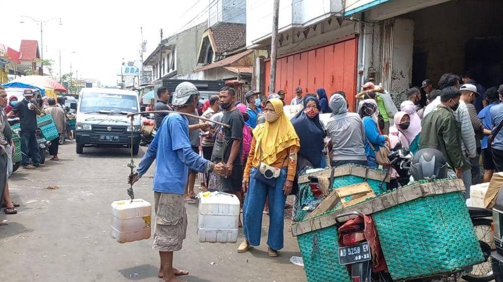 Toko Nugroho yang jual minyak goreng curah wajib beli bahan lain di Pasar Legi, Solo. (IDN Times/Larasati Rey)
