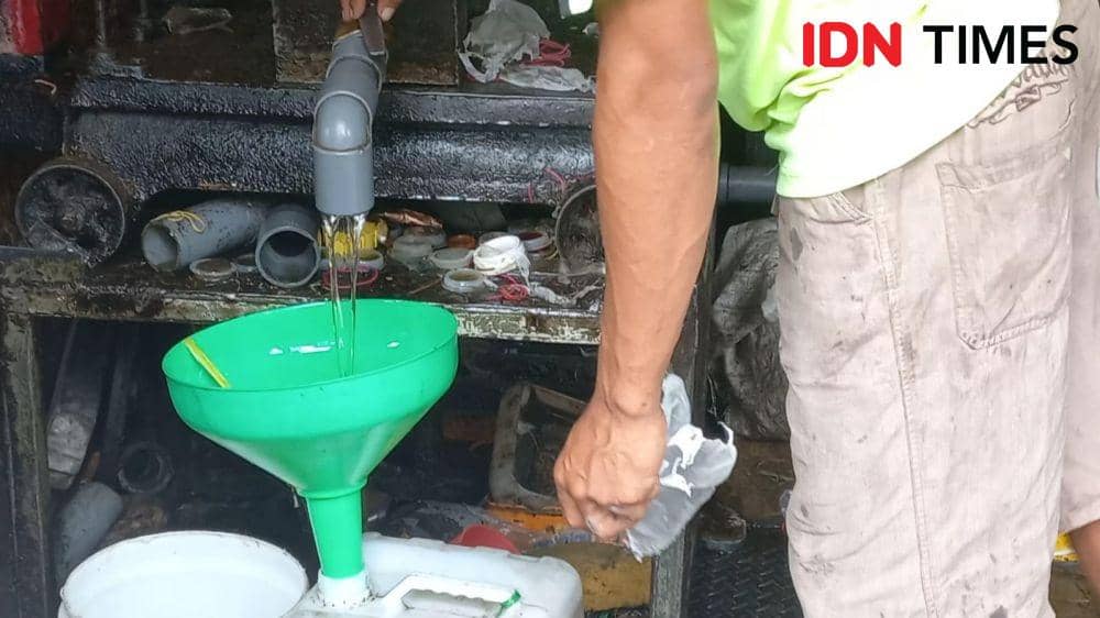 Toko Nugroho yang jual minyak goreng curah wajib beli bahan lain di Pasar Legi, Solo. (IDN Times/Larasati Rey)