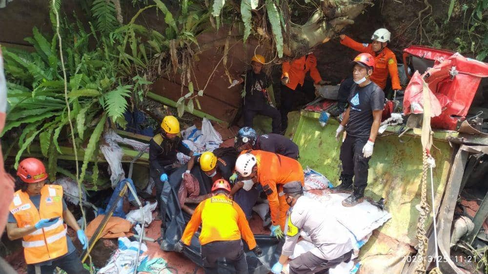 Truk Pupuk Nyemplung Jurang Kretek Wonosobo, Sopir dan Kondektur Terjepit