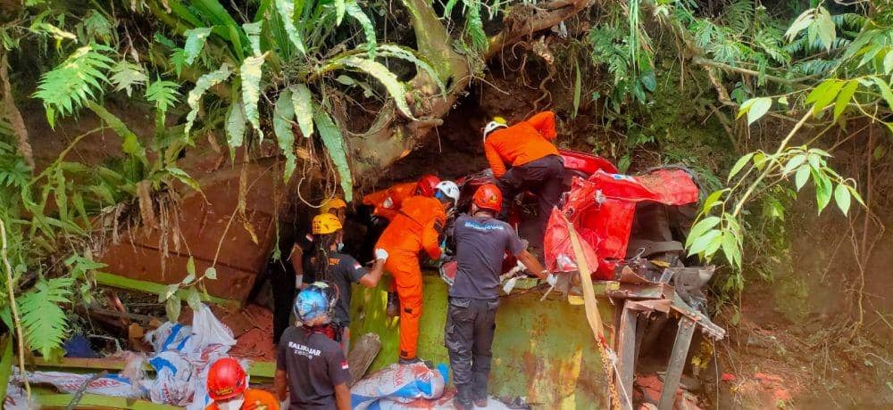 Kondisi truk pupuk yang masuk jurang di Kretek Wonosobo sudah ringsek. (IDN Times/Dok Humas Kantor SAR Semarang)