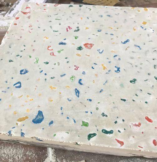 Proses pelepasan terrazzo dari cetakan (Dok. pribadi/Andre Winarto)