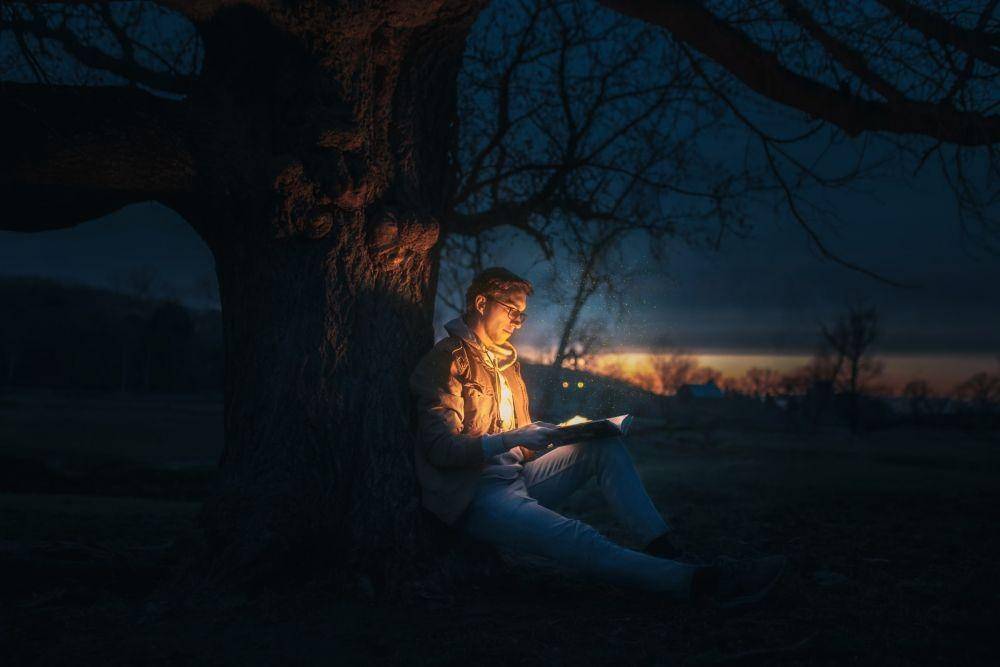 ilustrasi pria membuka buku (unsplash.com/josh hild)