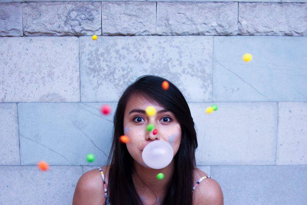 ilustrasi meniup permen karet (unsplash.com/Karina Miranda)