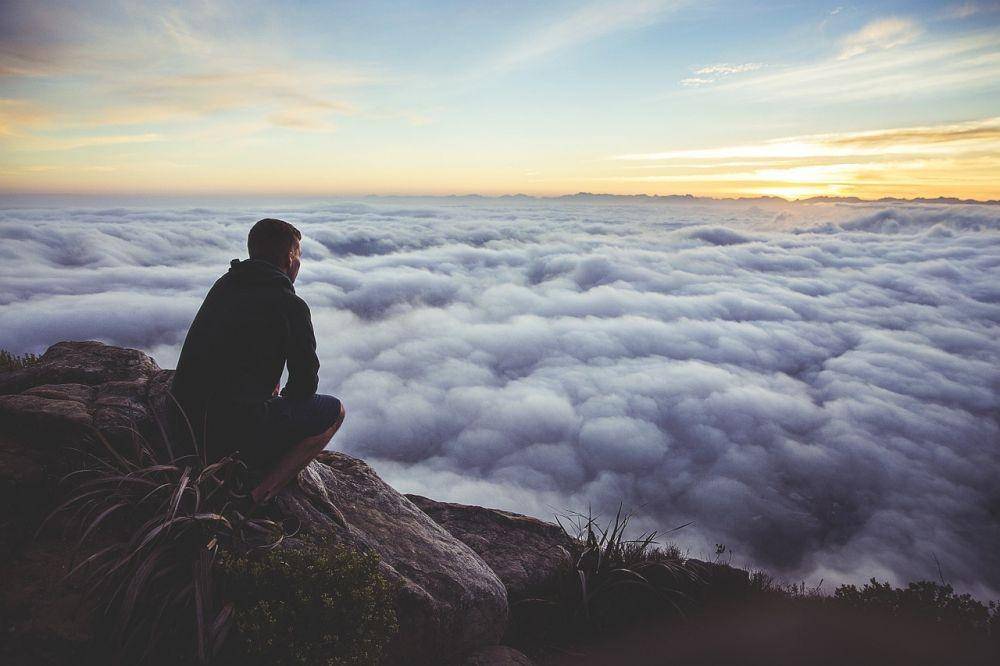 ilustrasi laki-laki memandang langit dari gunung (pixabay.com/StockSnap)