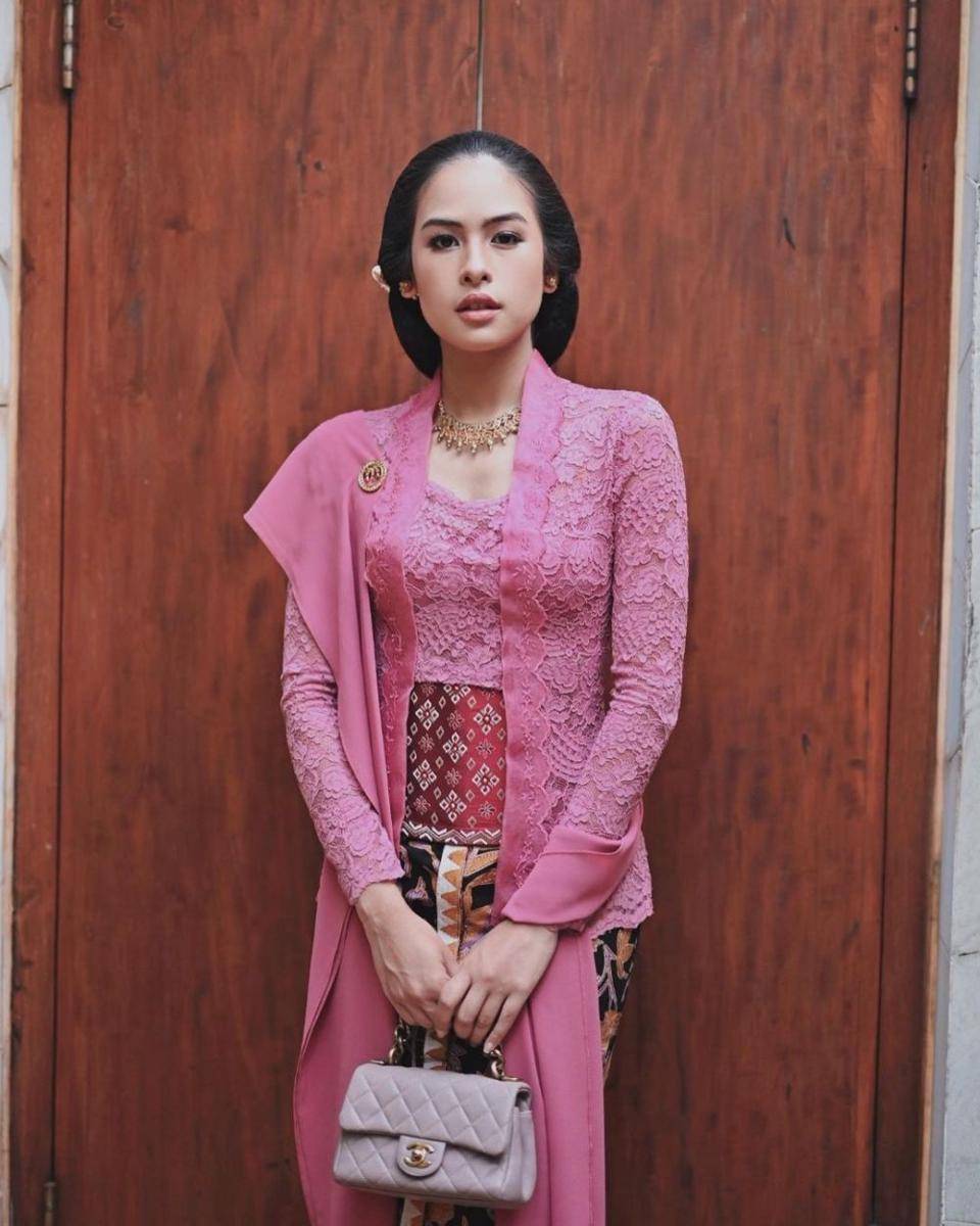 Padu Padan Kebaya dan Kalung (instagram.com/maudyayunda)