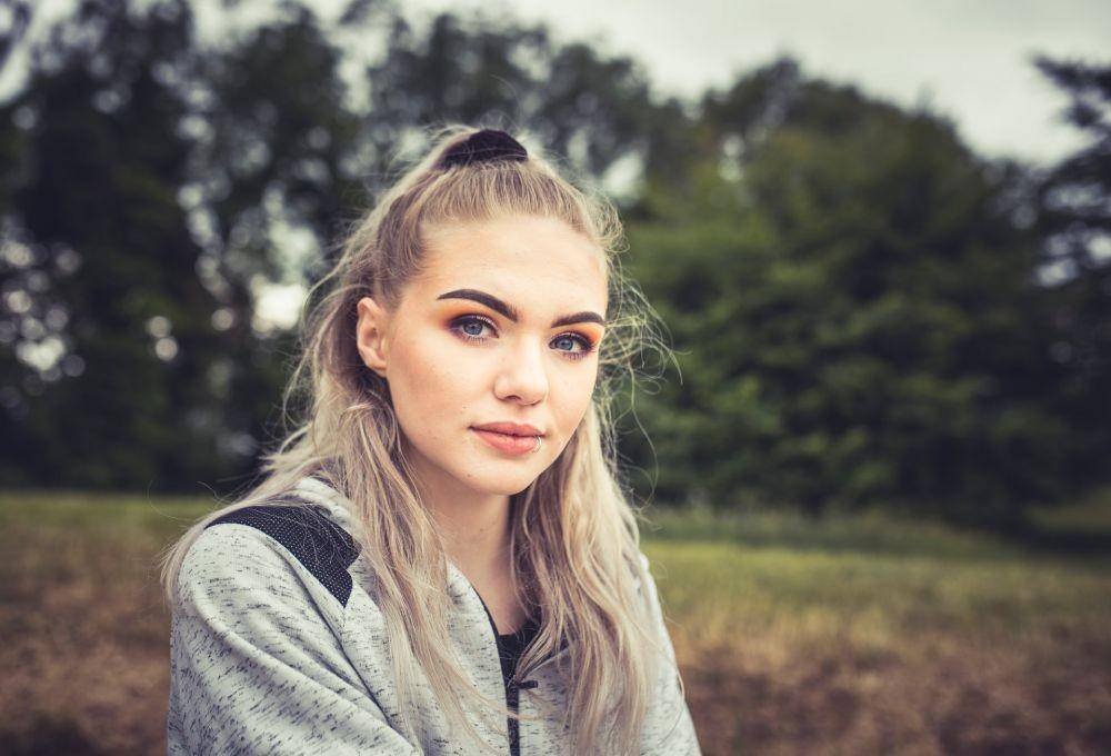 ilustrasi wanita berambut pirang (unsplash.com/michael austin)