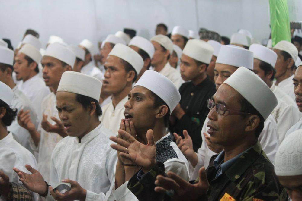 Peci putih (unsplash.com/Mufid Majnun)