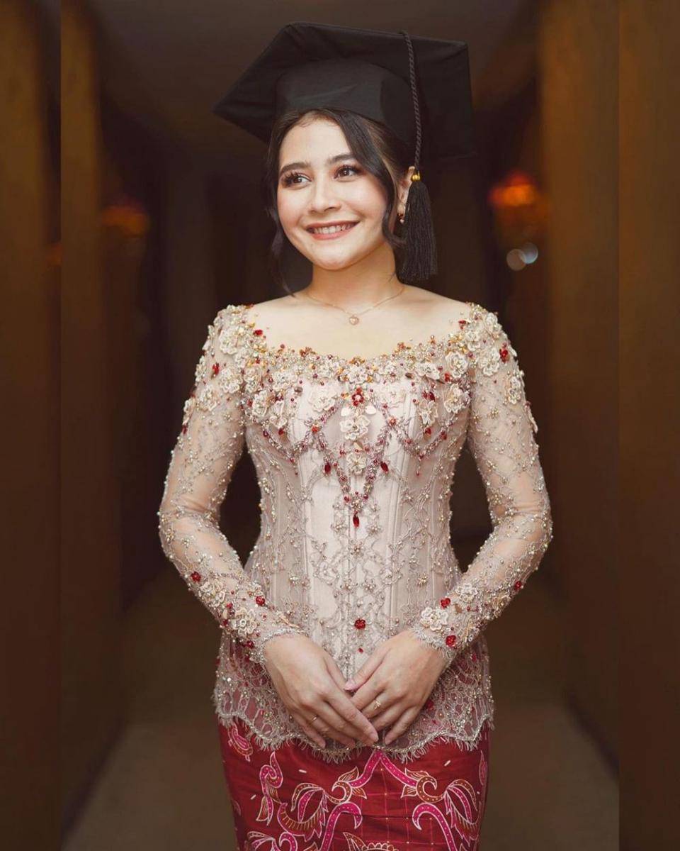 Padu Padan Kebaya dan Kalung (instagram.com/prillylatuconsina96)