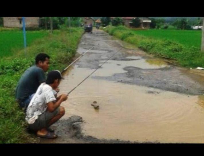 10 Kelakukan Tak Terduga Warga Pas Musim Hujan, Absurd Tapi Lucu!