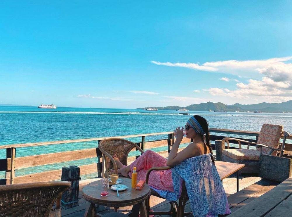 Luna Maya bersantai di tepi pantai (instagram.com/lunamaya)