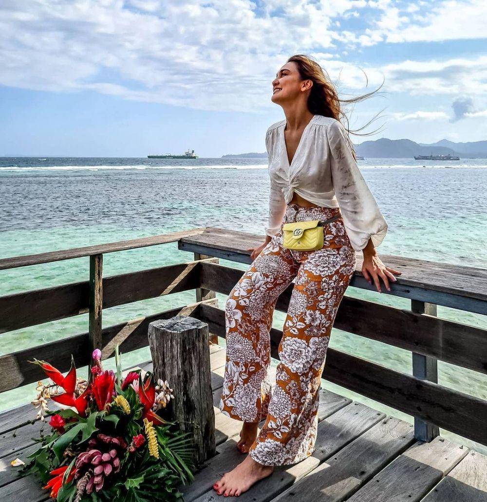 Luna Maya bersantai di tepi pantai (instagram.com/lunamaya)