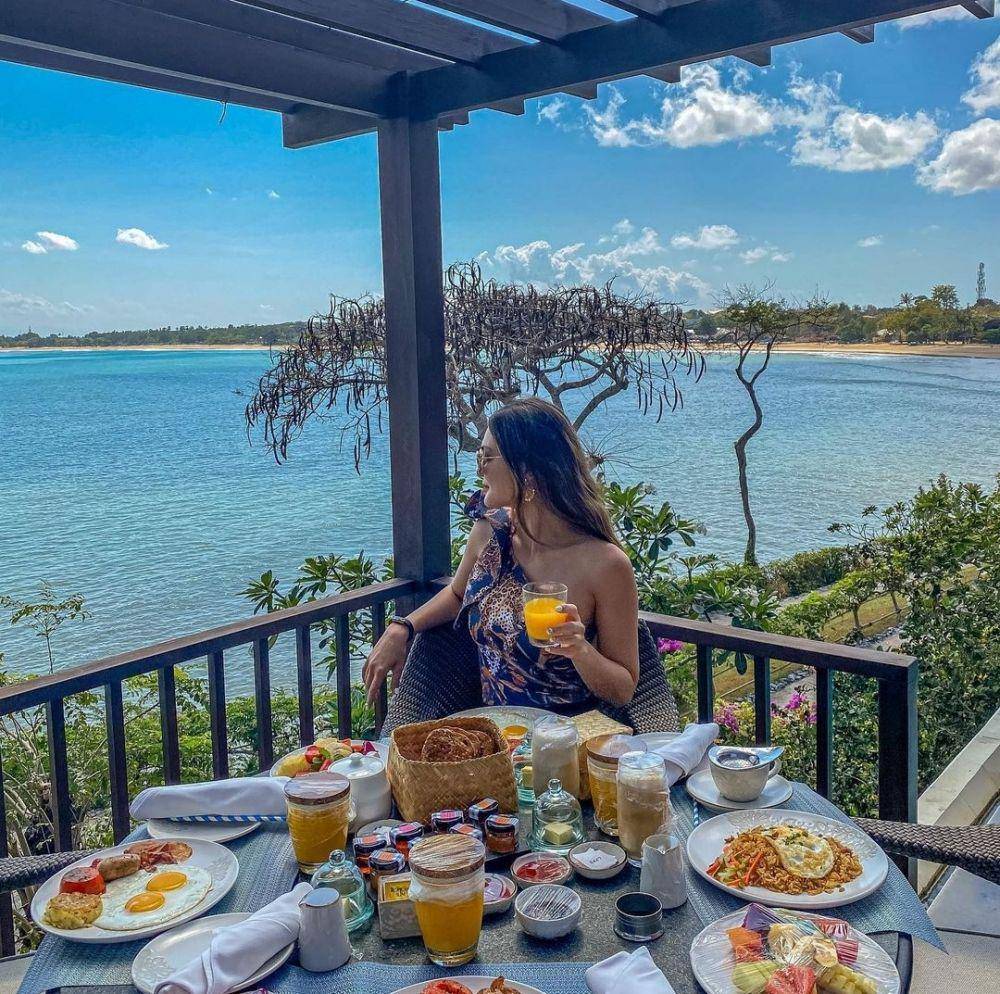 Luna Maya bersantai di tepi pantai (instagram.com/lunamaya)