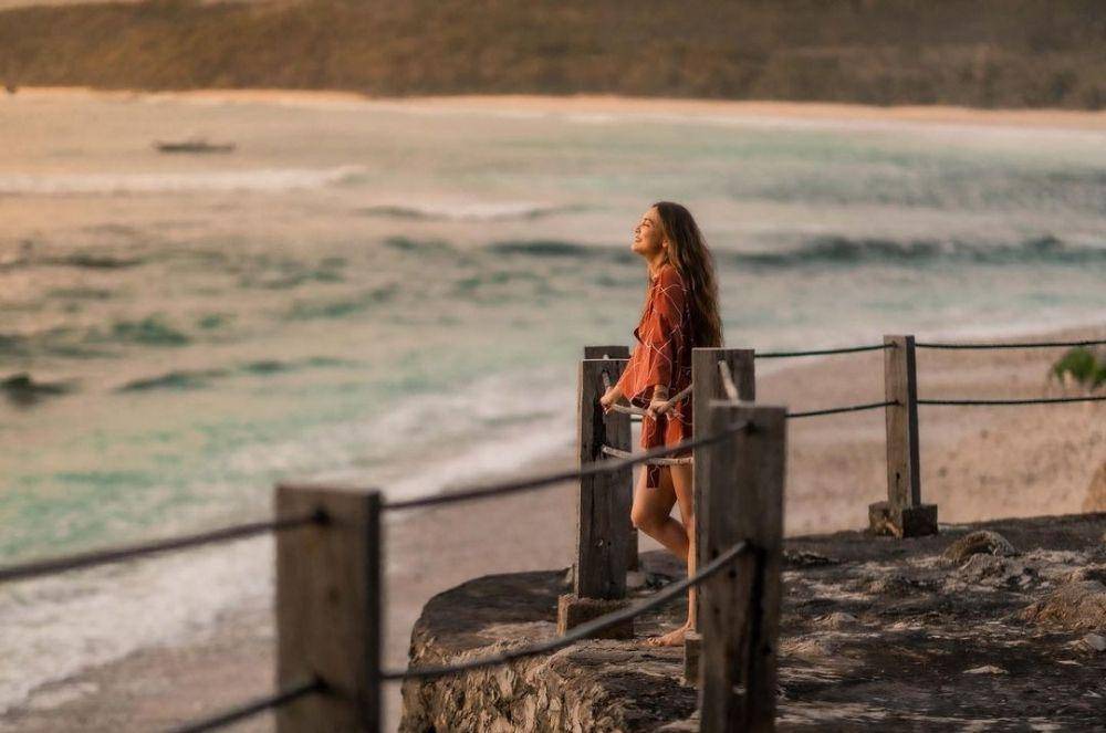 Luna Maya bersantai di tepi pantai (instagram.com/lunamaya)