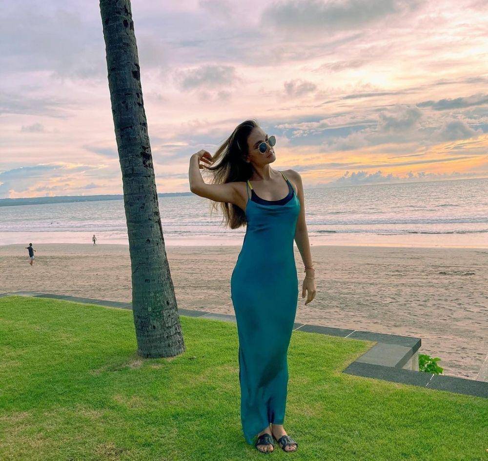 Luna Maya bersantai di tepi pantai (instagram.com/lunamaya)