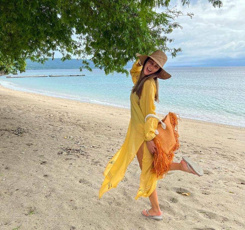 Luna Maya bersantai di tepi pantai (instagram.com/lunamaya)