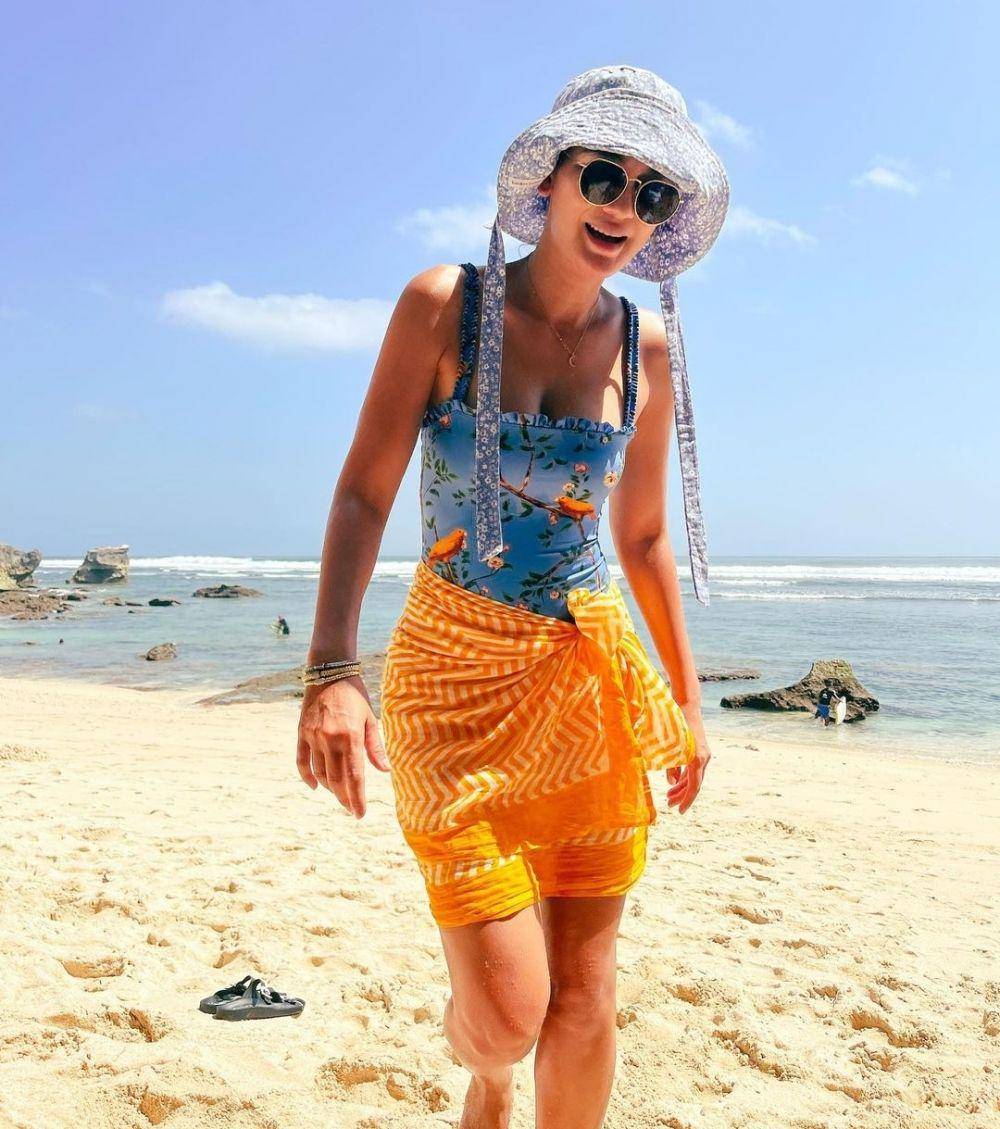 Luna Maya bersantai di tepi pantai (instagram.com/lunamaya)