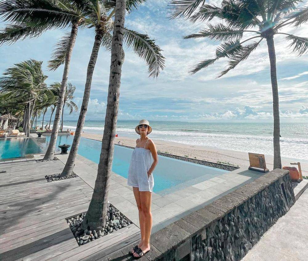 Luna Maya bersantai di tepi pantai (instagram.com/lunamaya)