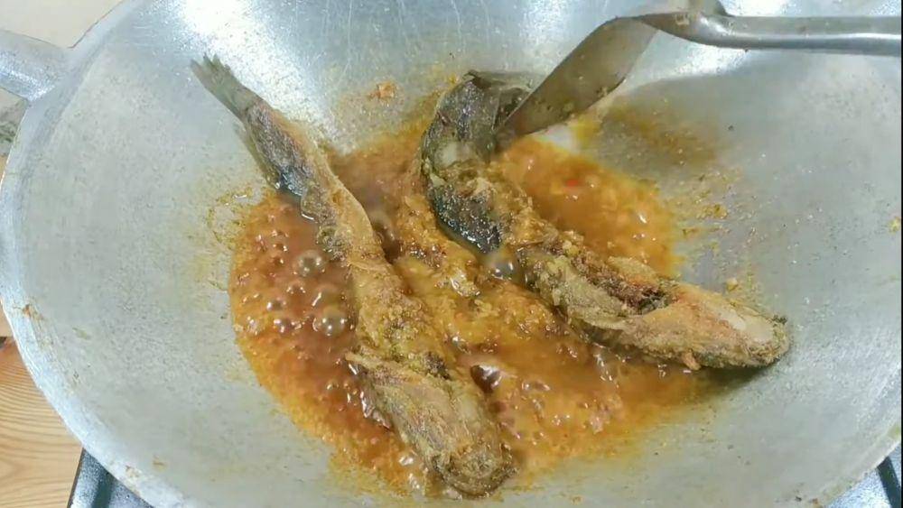 masukkan ikan lele ke dalam bumbu semur (youtube.com/Dapur Shadia)