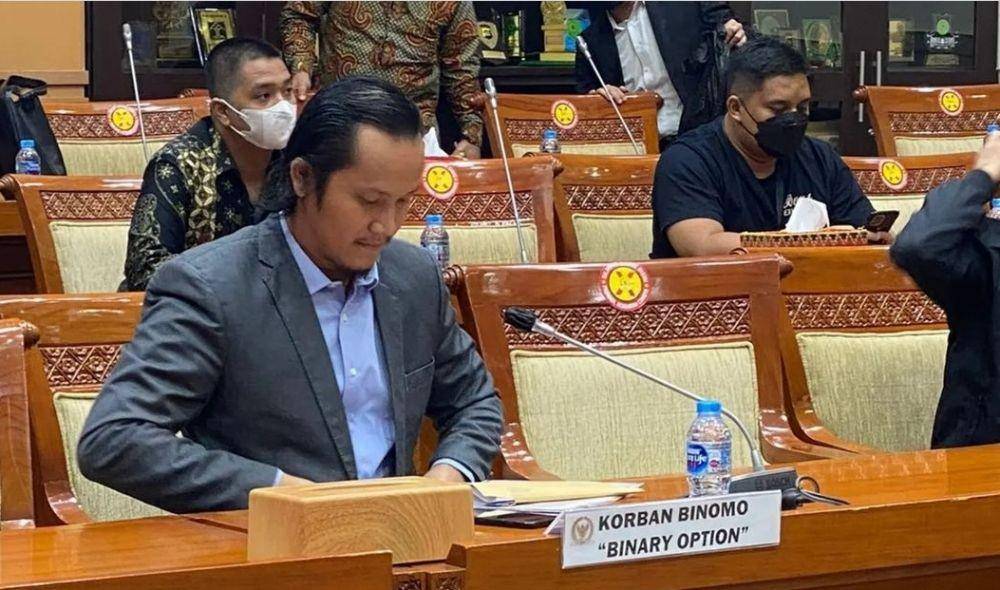 Kuasa hukum yang mewakili korban aplikasi Binary Option Finsensius Mendrofa ketika beraudiensi dengan komisi III DPR pada Kamis, 24 Maret 2022 (www.instagram.com/@sultanhkhairulsaleh)