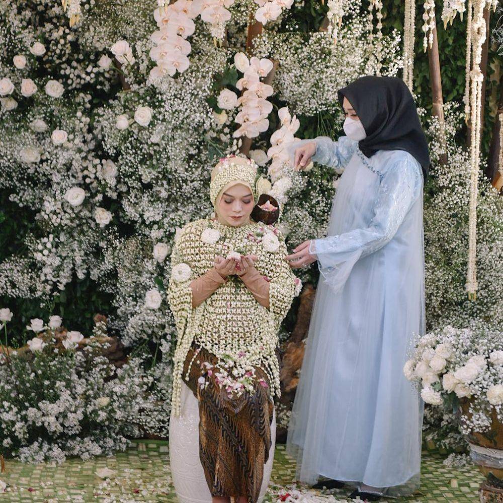 Gaya Kondangan Septia Siregar (instagram.com/septiasiregar17)