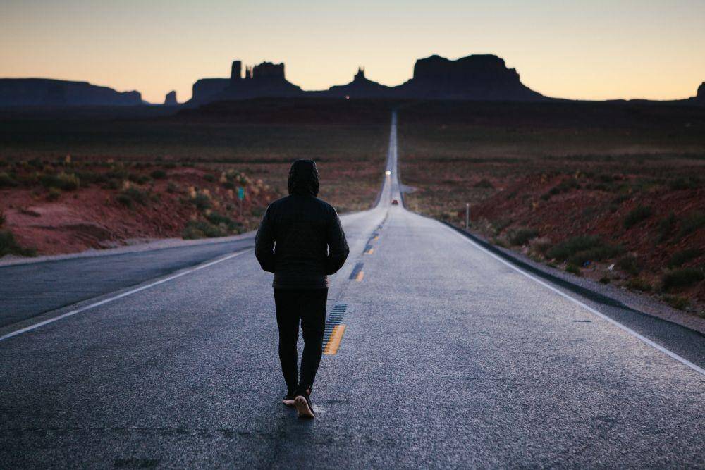 ilustrasi berjalan sendirian (unsplash.com/tegan mierle)