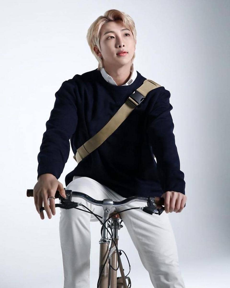 ide outfit kampus ala BTS (Instagram.com/bighit_ent)