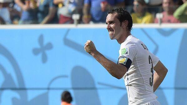 Diego Godin usai mencetak gol ke gawang Italia (twitter.com/FIFAWorldCup)