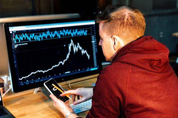 Metode trading sebagai perbedaan binary option dengan spot trading (unsplash.com/chrisliverani)
