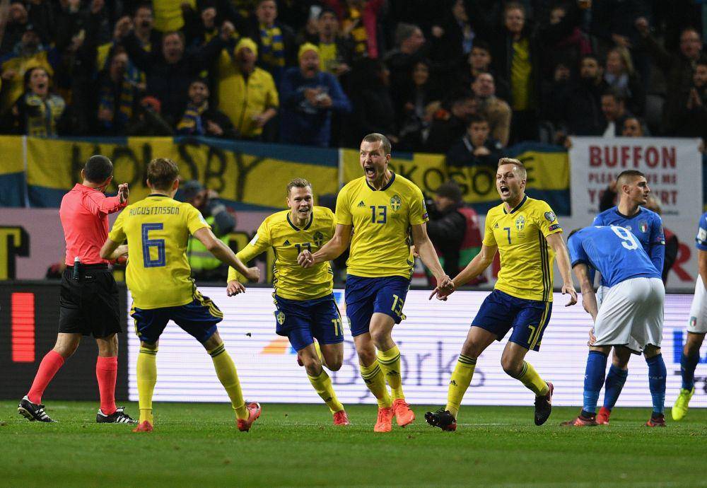 Jakob Johansson (nomor punggung13) usai mencetak gol ke gawang Italia (twitter.com/FIFAWorldCup)