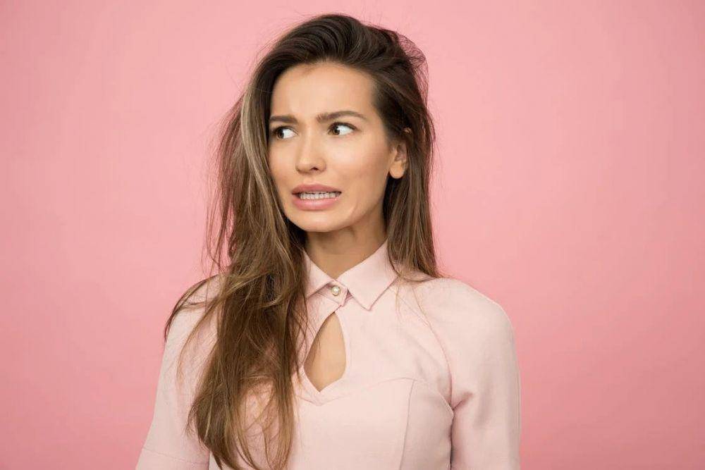 ilustrasi perempuan mengerling (pexels.com/Moose Photos)