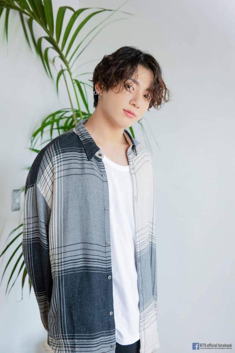 ide outfit kampus ala BTS (facebook.com/bangtan.official)