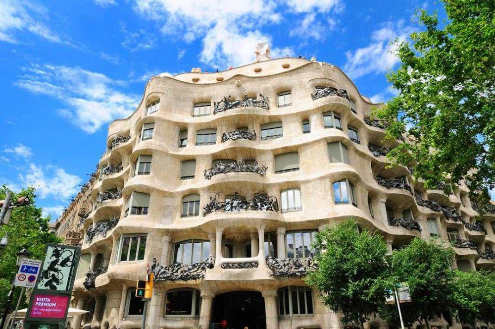 9 Potret Casa Mila, Bangunan Berarsitektur Menarik di Barcelona