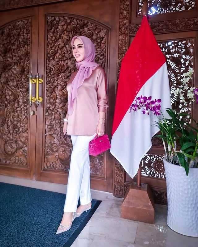 Syahrini (instagram.com/princessyahrini)