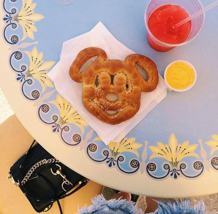 mickey pretzel (instagram.com/yarenaa)