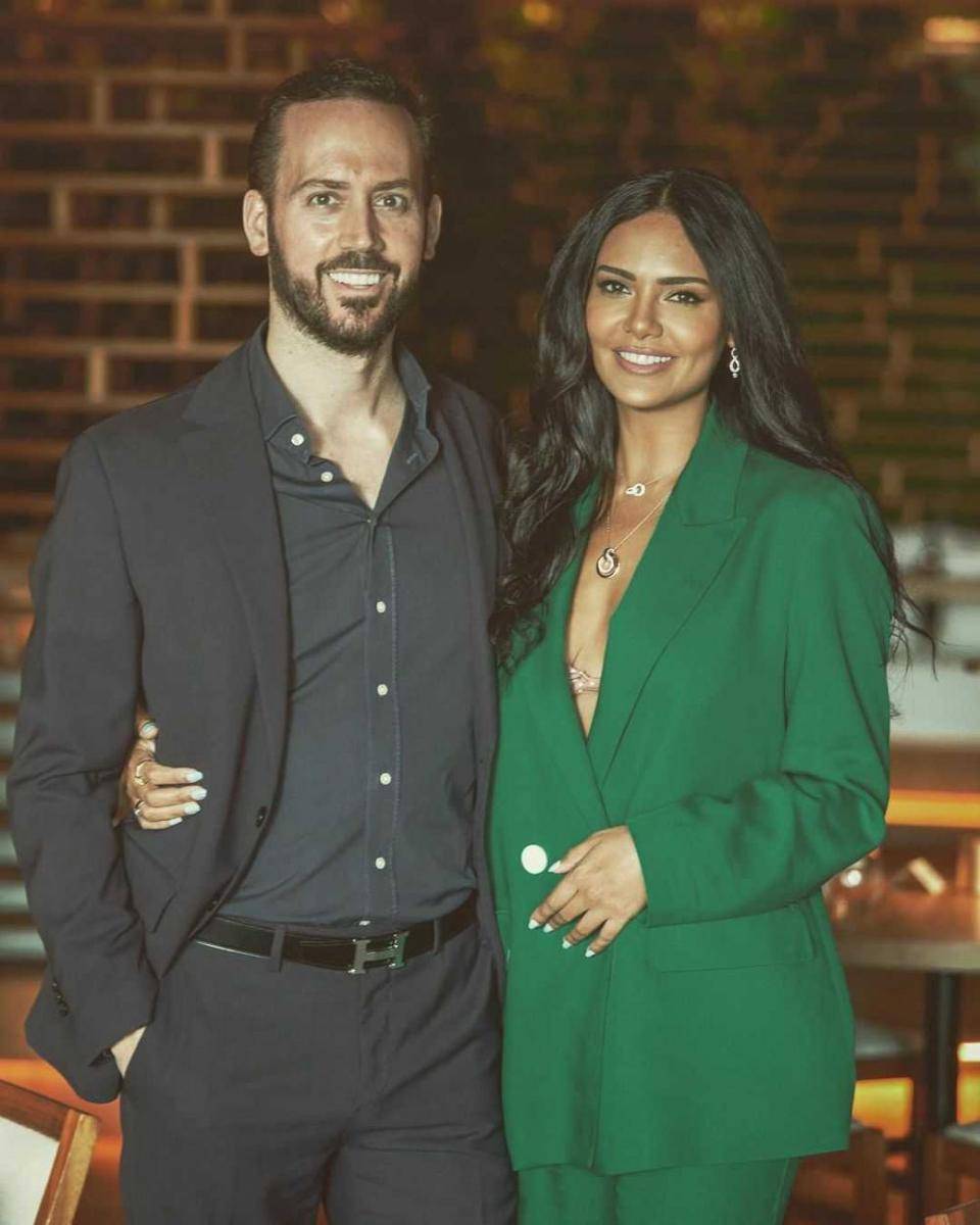 potret Esha Gupta dan kekasih (instagram.com/mcguallar)