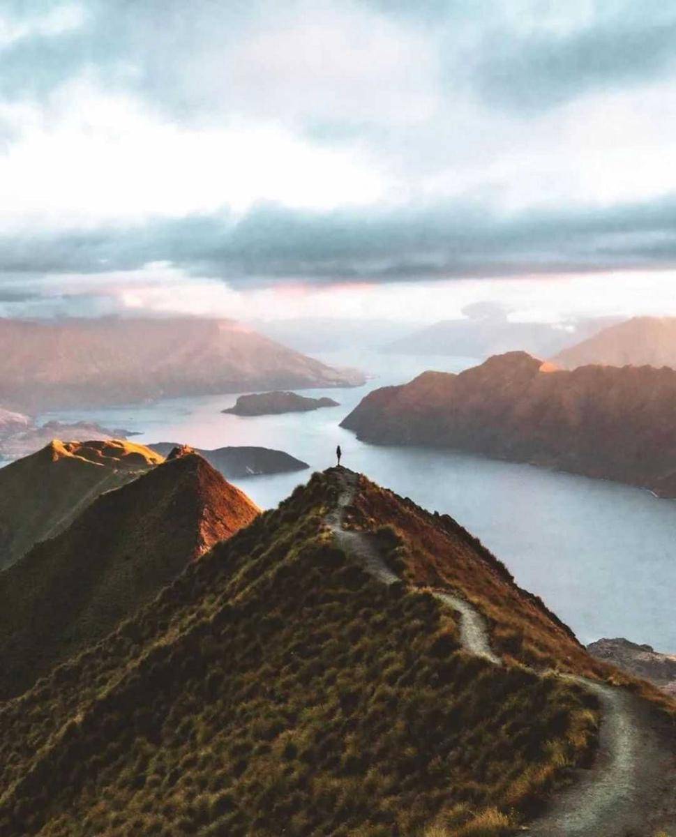 Roys Peak, New Zealand (instagram.com/chrisjglaze)