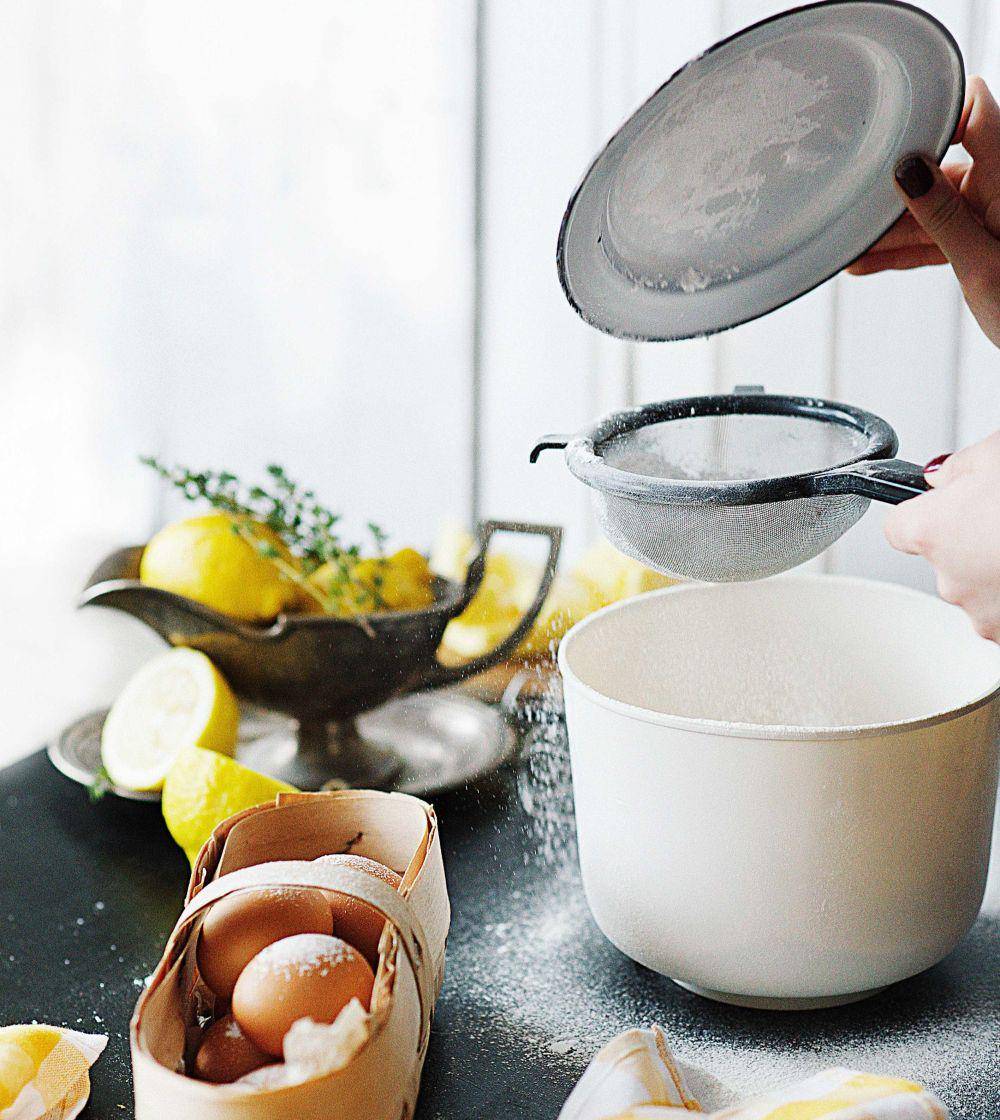 Ilustrasi mengayak tepung (pexels.com/id-id/@daria)