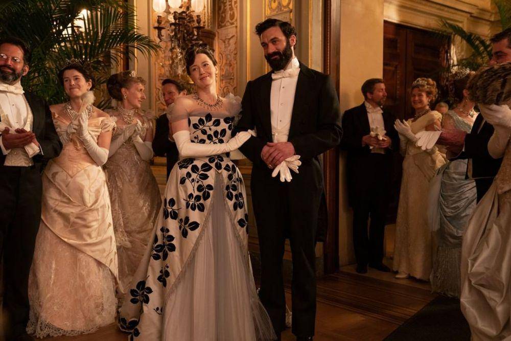 Carrie Coon dan Morgan Spector dalam serial The Gilded Age (instagram.com/gildedagehbo)
