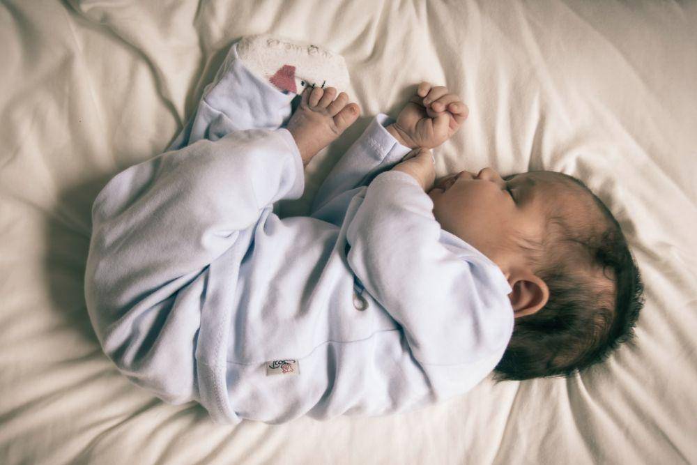 ilustrasi bayi sedang tidur (unsplash.com/hessam nabavi)