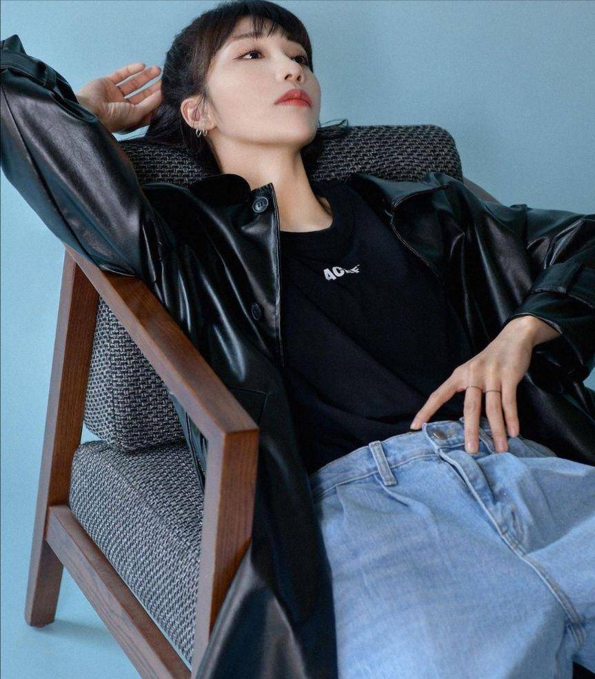 Eunji (instagram.com/artist_eunji)