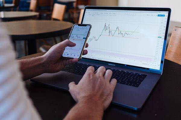 Durasi trading sebagai perbedaan binary option dengan spot trading (unsplash.com/@jsnbrsc)