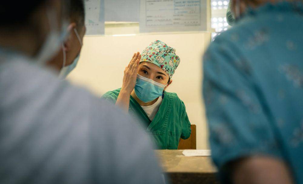 ilustrasi dokter menjelaskan operasi kepada pasien (unsplash.com/Li Lin)