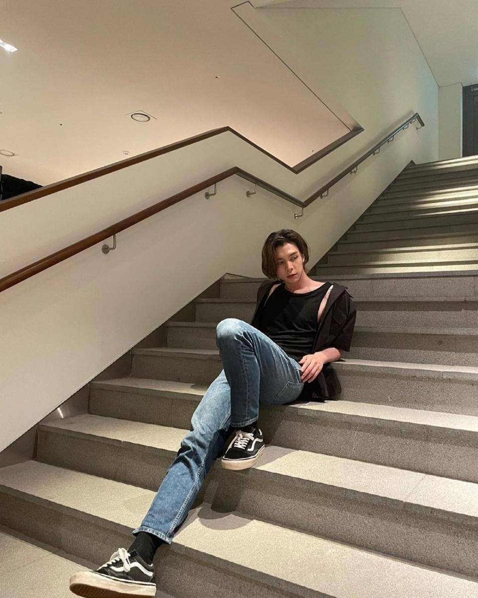 padu padan celana jeans ala Johnny NCT. (instagram.com/johnnyjsuh)
