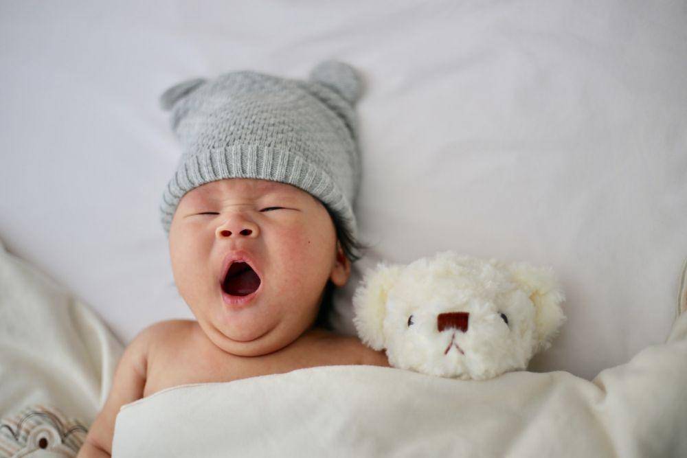 ilustrasi bayi terbangun dari tidur (unsplash.com/Minnie Zhou)
