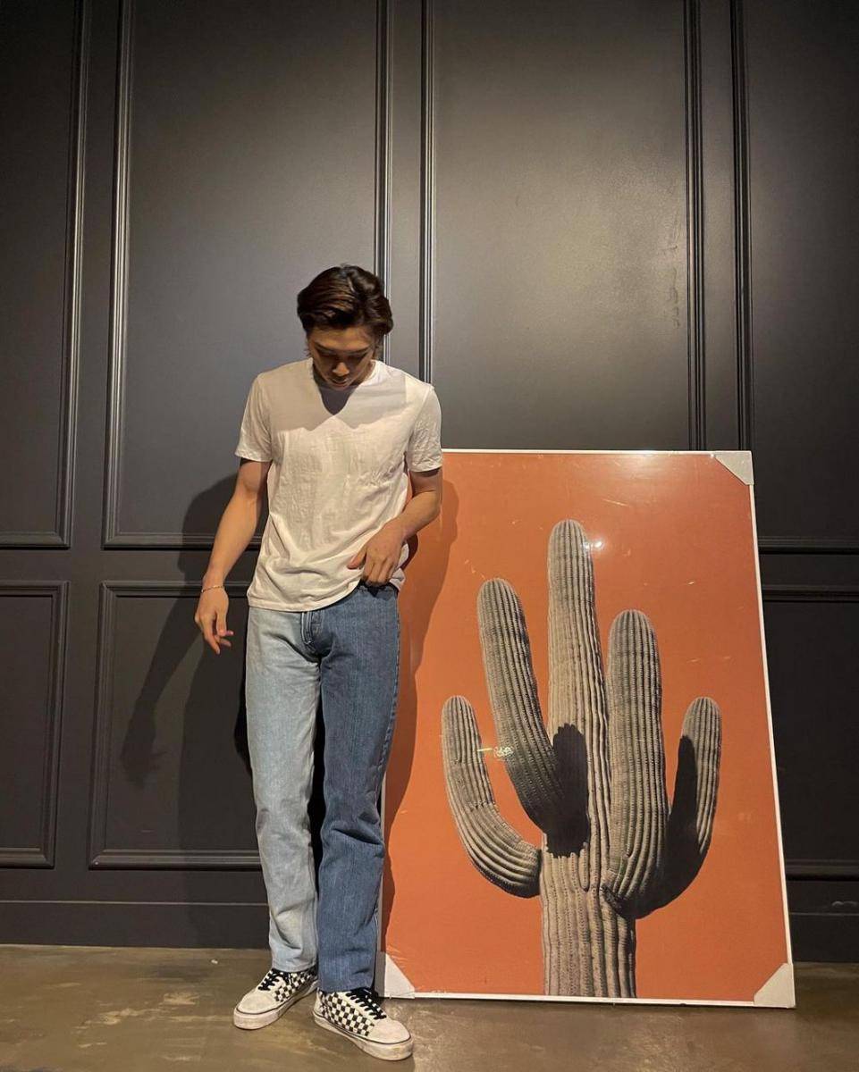 padu padan celana jeans ala Johnny NCT. (instagram.com/johnnyjsuh)